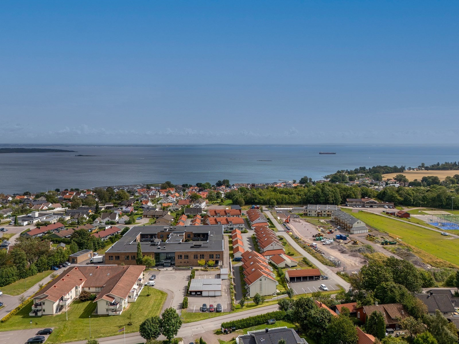 Fra leiligheten er det kort gangavstand til blant annet barnehage og barneskole og idrettsanlegg. Videre er det korte avstander til Paletten kjøpesenter med blant annet Meny dagligvareforretning, apotek, klesbutikk, frisør, blomsterbutikk og Vinmonopol. Galleribilde