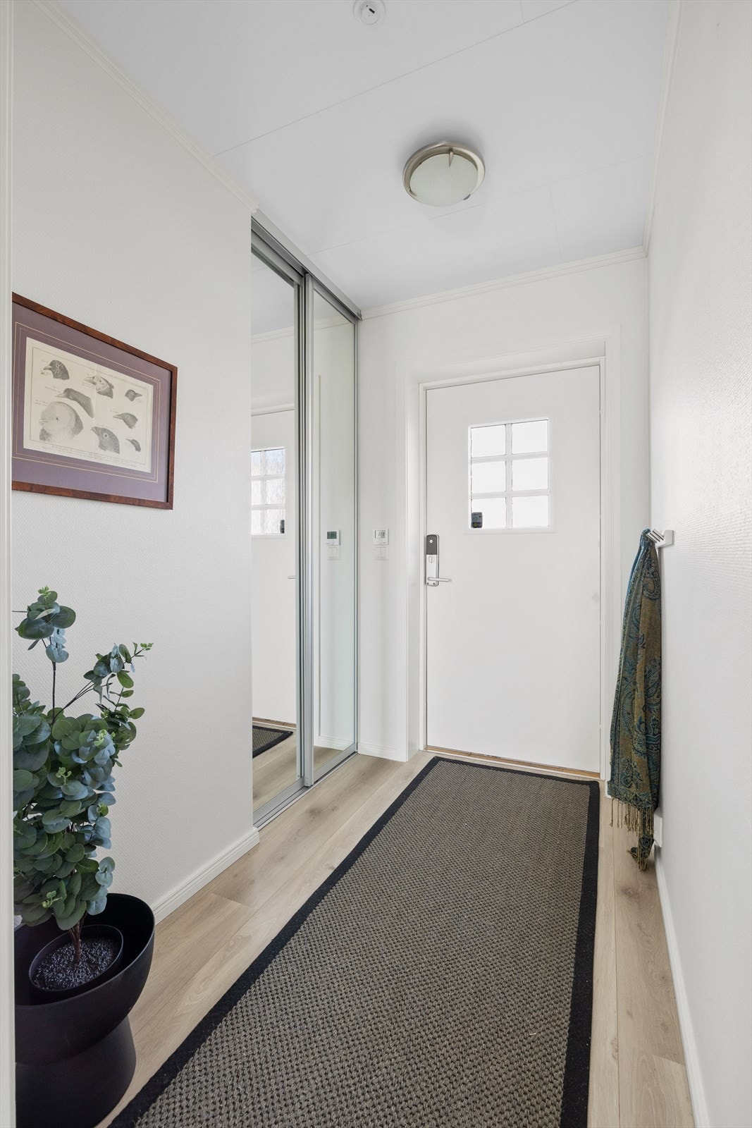Entréen er utstyrt med skyvedørsgarderobe som gir god plass til oppheng av yttertøy og plassering av sko som er i daglig bruk. Galleribilde