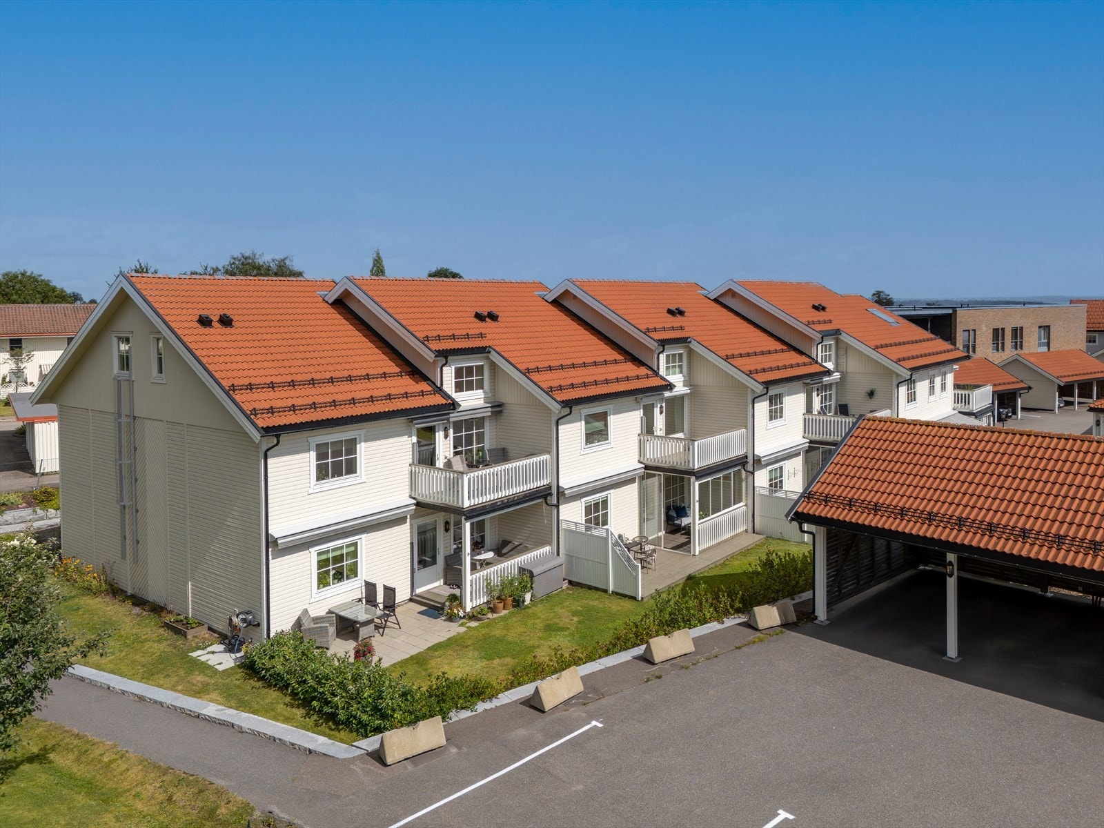 Her bor man i et trivelig og veldrevet sameie som passer for yngre og for godt voksne - men lekemuligheter for både barn og barnebarn rett på utsiden og med ett par hundre meter bort til Paletten kjøpesenter og bussholdeplass. Galleribilde