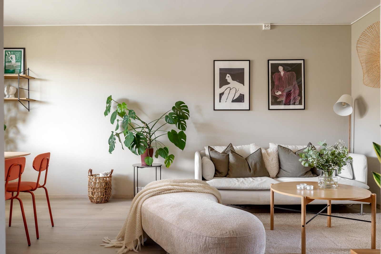 Leiligheten har en romslig stue i eget rom Galleribilde