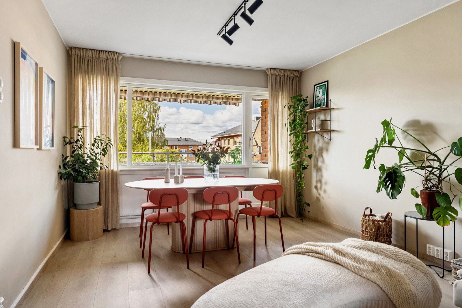 Store vindusflater slipper inn rikelig med naturlig lys, og opprettholder det hyggelige utsynet mot borettslagets fellesområder Galleribilde