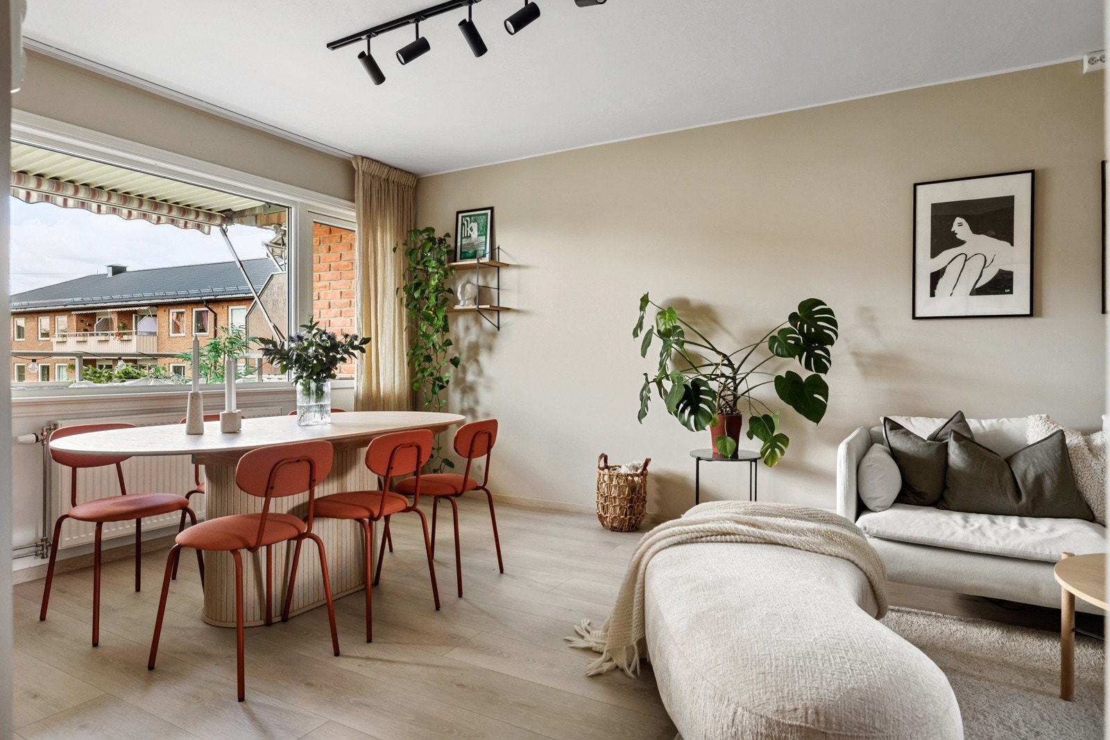 Et herlig allrom med plass til både sofagruppe og spisebord Galleribilde