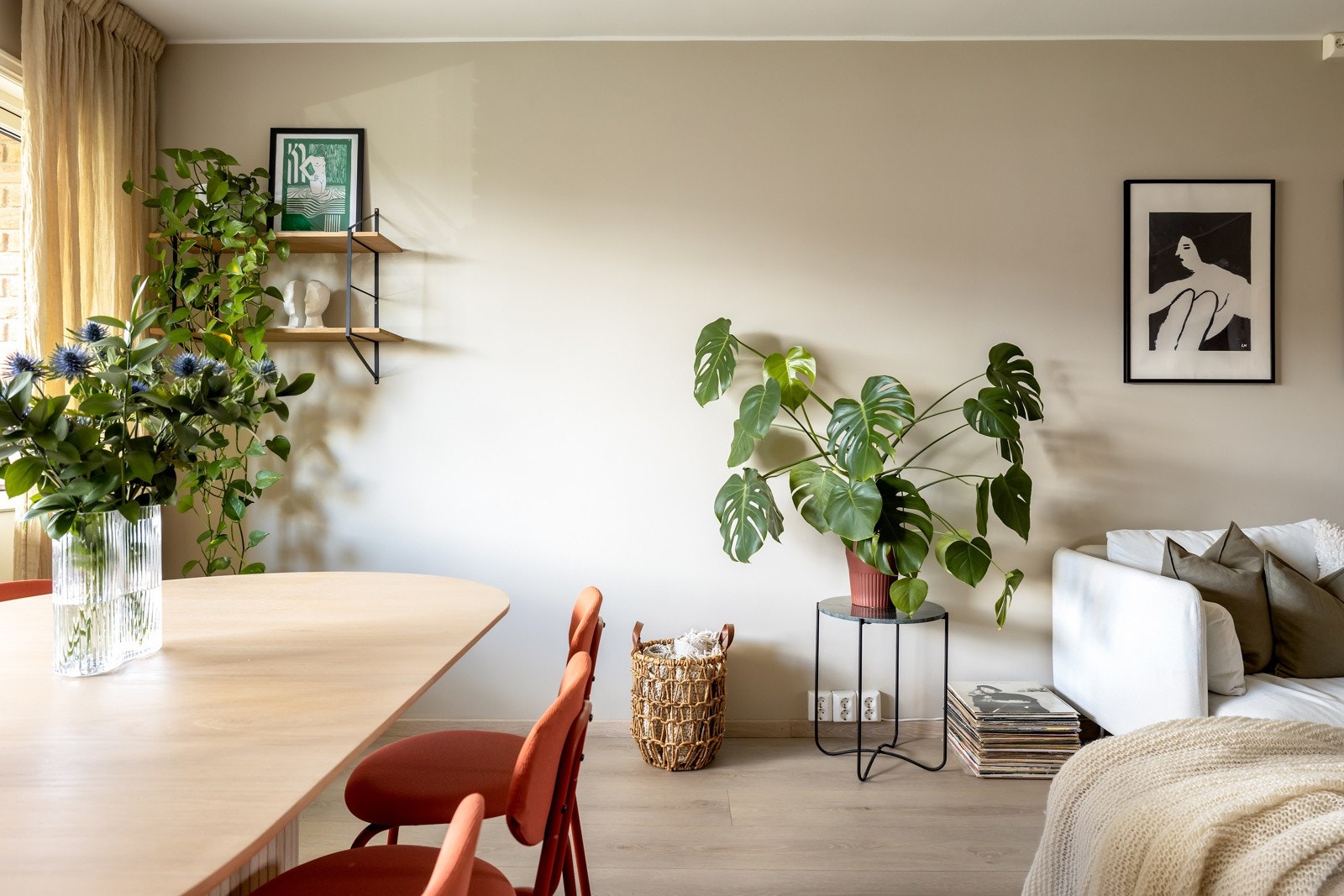 Veggene er malt og det er lagt en enstavs laminat på gulvet Galleribilde