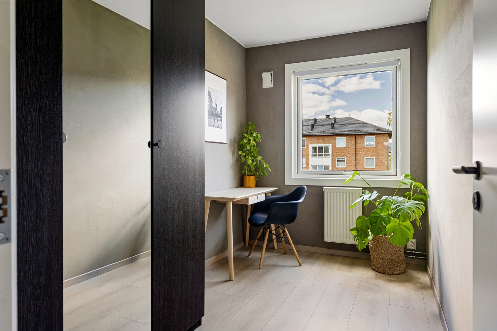 Her er det plass til seng. Soverom II er også utstyrt med et garderobeskap Galleribilde