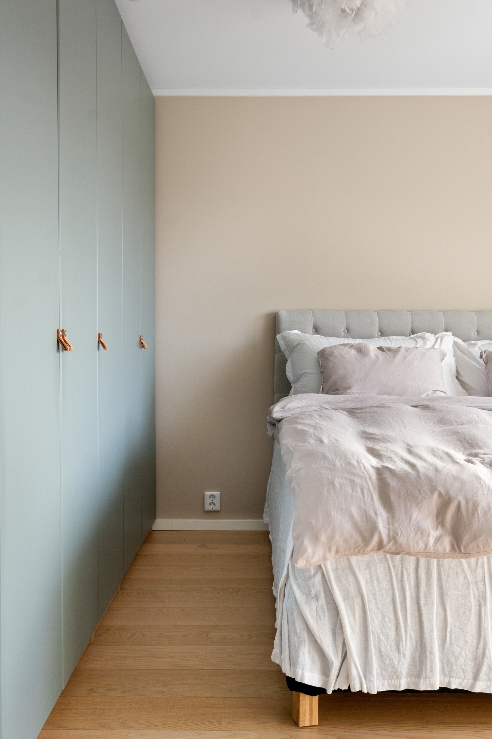 Det er garderobe langs hele den ene veggen, i tillegg til lagring i walk-in closet. Galleribilde