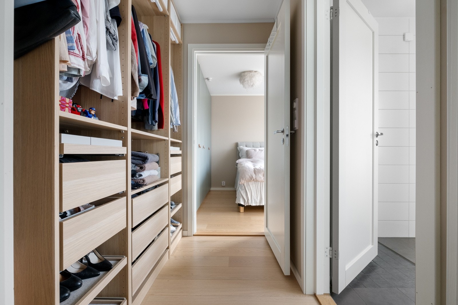 Hovedsoverommet er bygget som en suite. Her kommer du inn i walk-in closet. Galleribilde