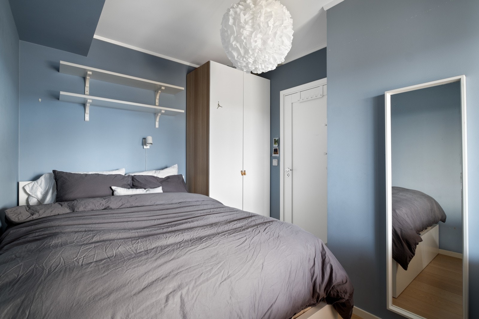 Soverom nummer 2 måler ca. 8,6 m². Perfekt barnerom, gjesterom eller kontor. Galleribilde