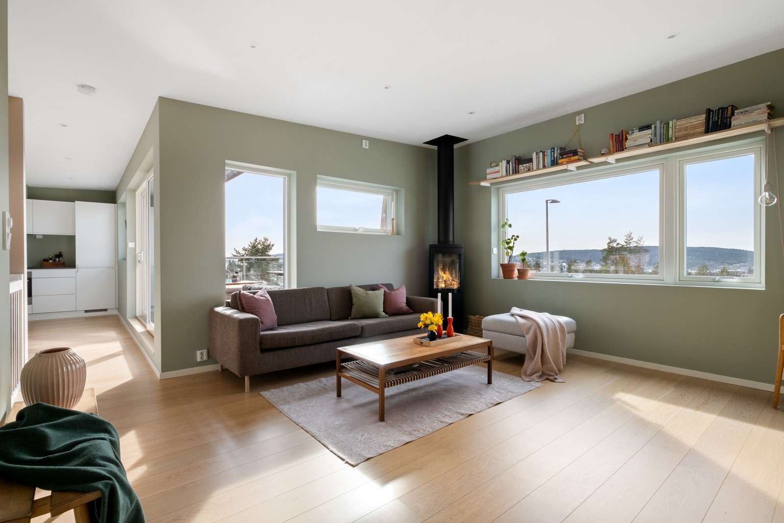 Stuen måler rett i underkant av 25 m². Her kan du innrede med en koselig sofagruppe. Galleribilde