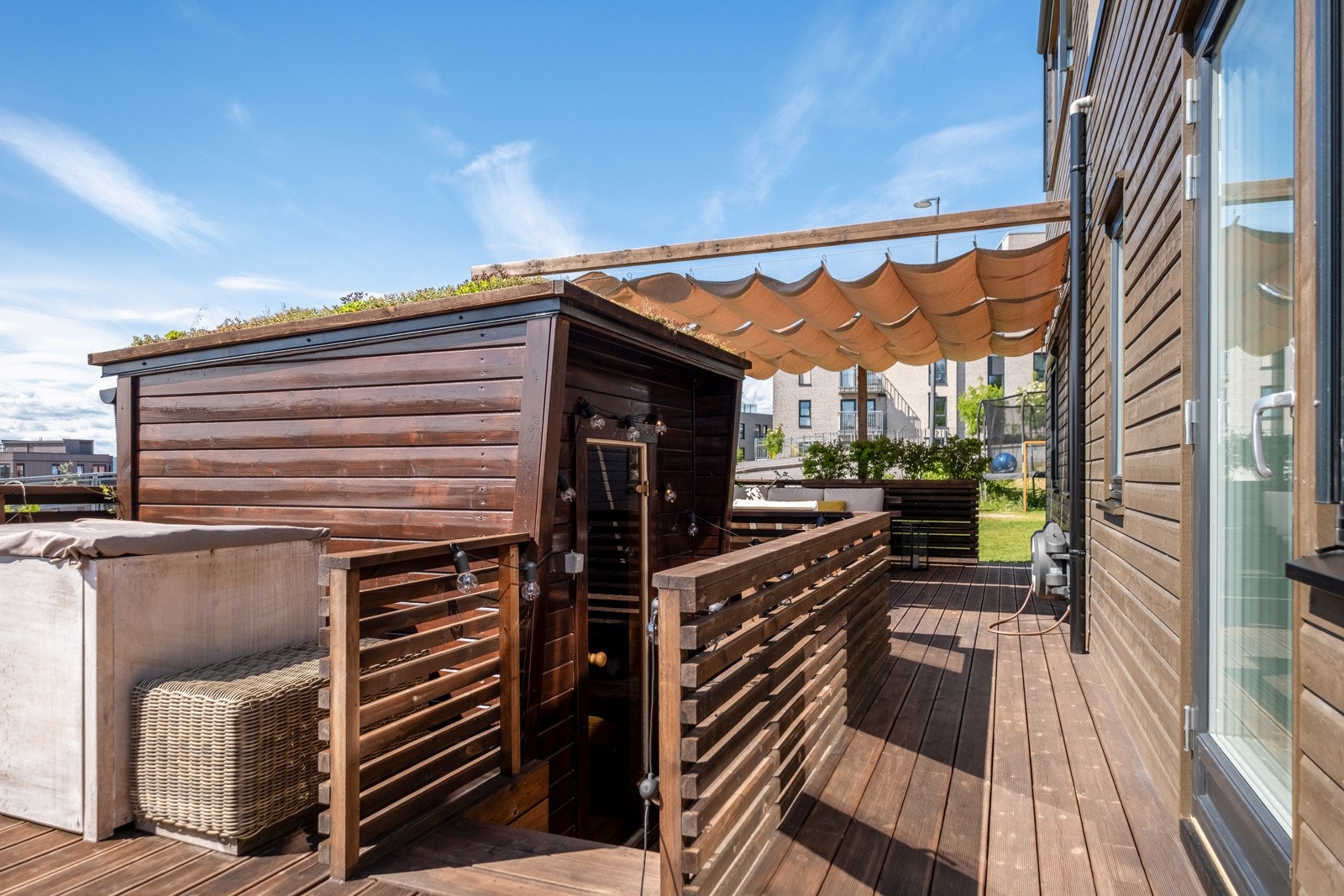 Badstuen er nedsenket i terrassen. Galleribilde