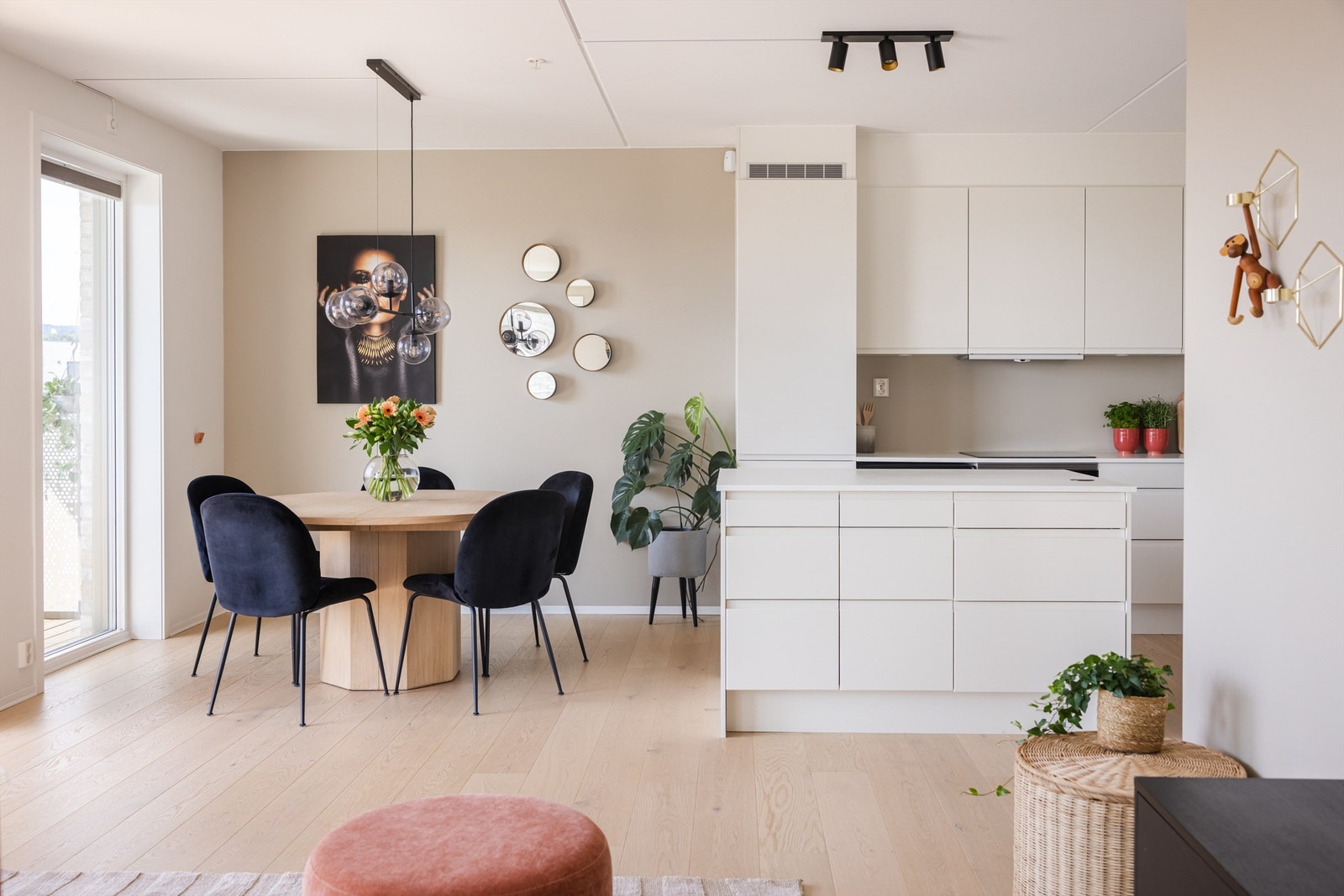 Kjøkkenet fra Sigdal er moderne og stilrent, og ligger i åpen løsning mot stuen - noe som skaper en sosial og luftig atmosfære. Galleribilde