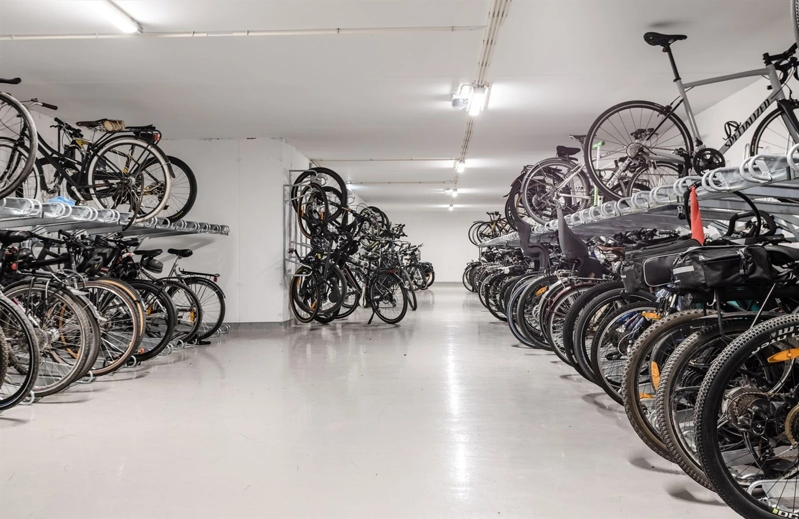 Sameiet har en praktisk sykkelbod med inngang fra garasjeanlegget og bakgården. Galleribilde
