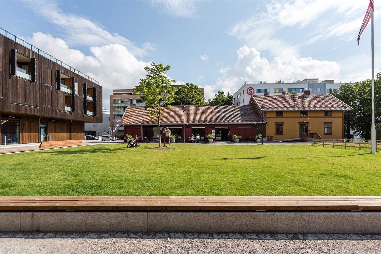 Lillo gård med butikker, restauranter og apotek. Galleribilde