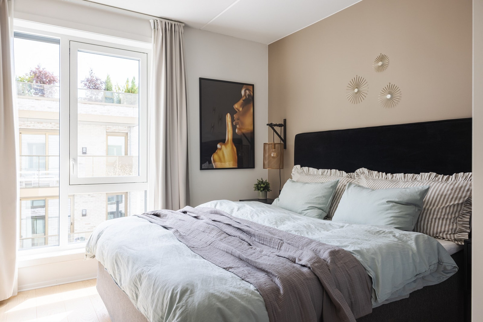 Leiligheten inneholder tre soverom, alle av god størrelse og med mange muligheter for innredning. Galleribilde