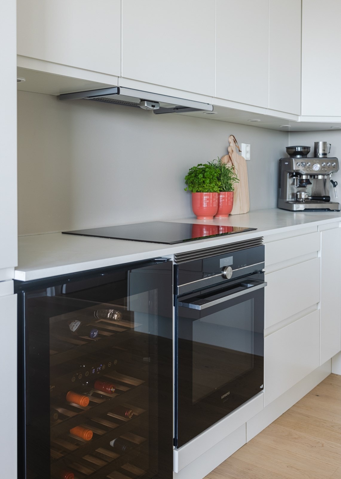 Kjøkkenet er godt utstyrt med integrerte hvitevarer som komfyr, induksjonstopp, oppvaskmaskin, kjøle- og fryseskap, mikroovn samt et elegant vinskap. Galleribilde
