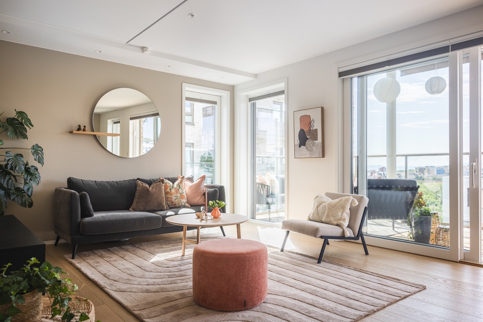 Store vindusflater slipper inn rikelig med dagslys og gir en åpen og luftig følelse, samtidig som du får flott utsyn mot byen. Galleribilde