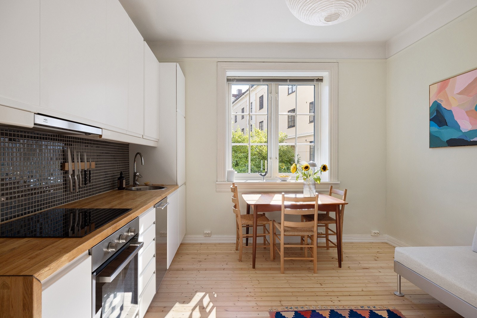 En lys, fin og luftig 2-roms leilighet i en flott klassisk Torshovgård. Galleribilde