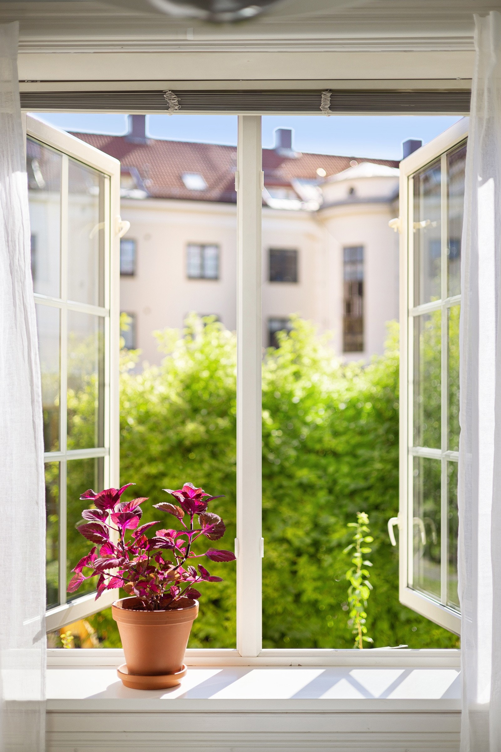 Den store klassiske vindusflaten slipper inn fint lys og det er god takhøyde på ca. 2,8 meter som gir en luftig romfølelse. Galleribilde