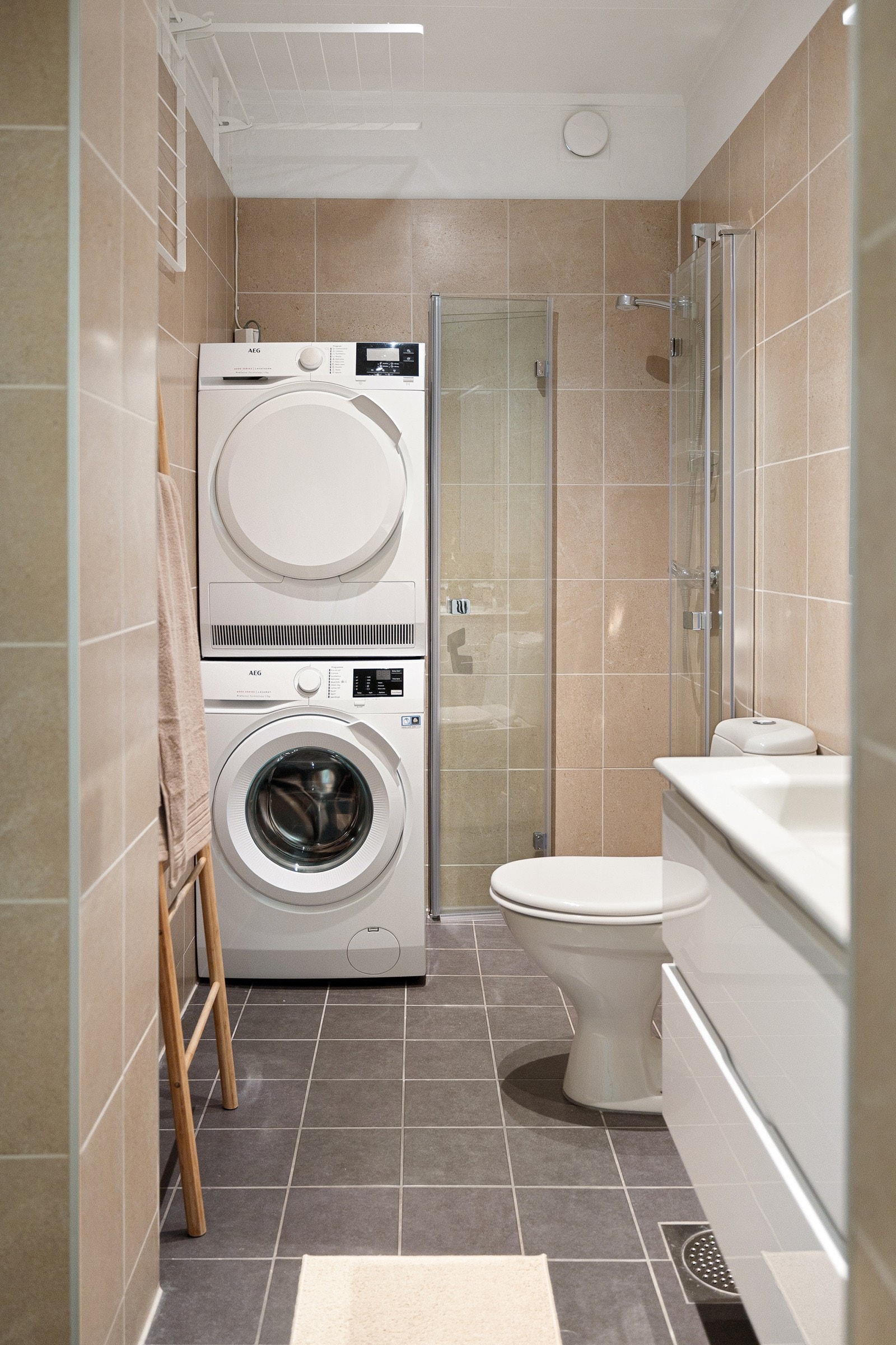 Leiligheten har et pent flislagt baderom med gulvvarme og avtrekksventil. Galleribilde