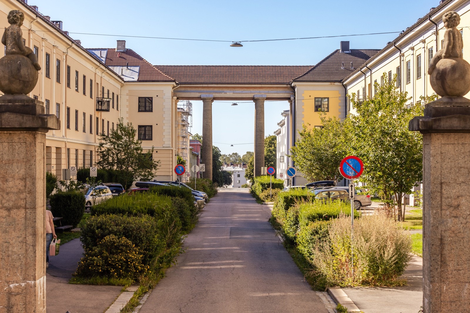 Torshovparken ligger bare et steinkast nedi veien. Her er det et eldorado som sommeren, med vakre gressbakker, dansepaviljong og baner til både volleyball, basket, boulle og fine lekestativer til barna. Galleribilde