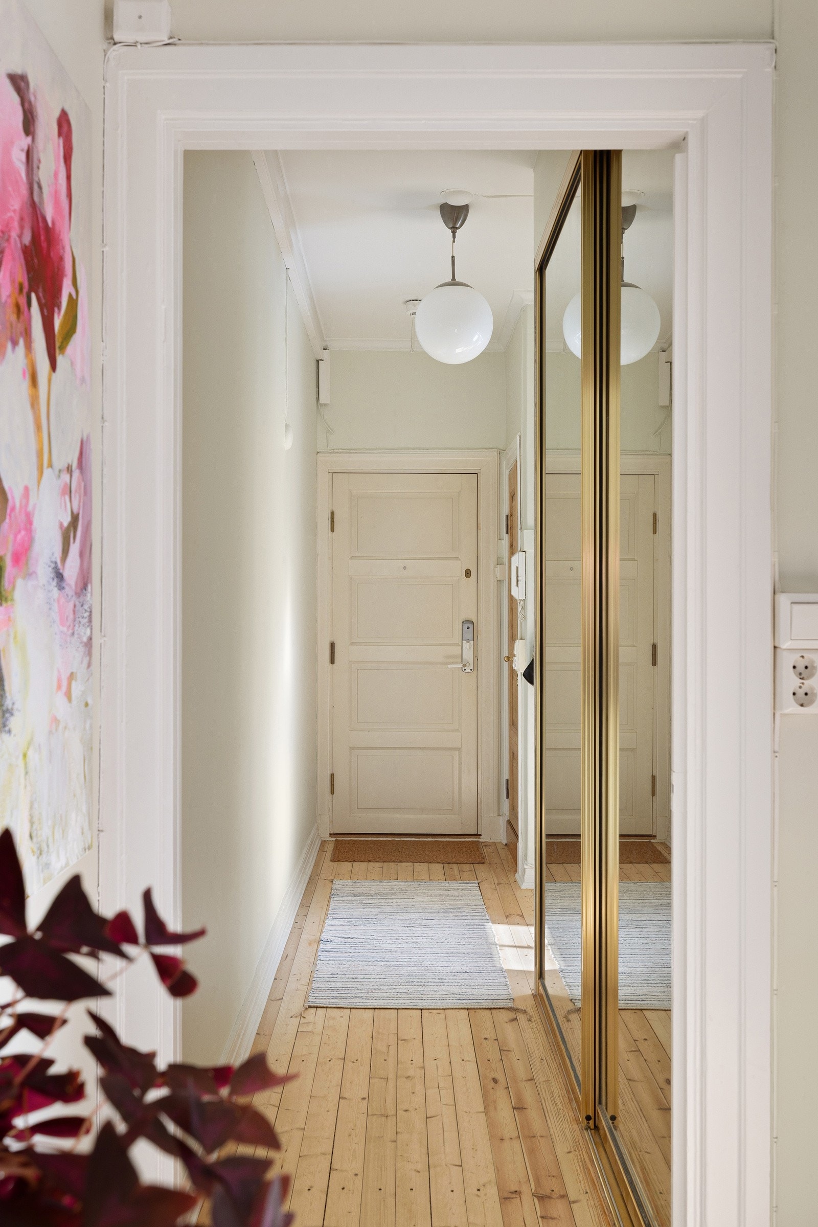 Du ønskes velkommen inn i en lys og hyggelig entré. Galleribilde