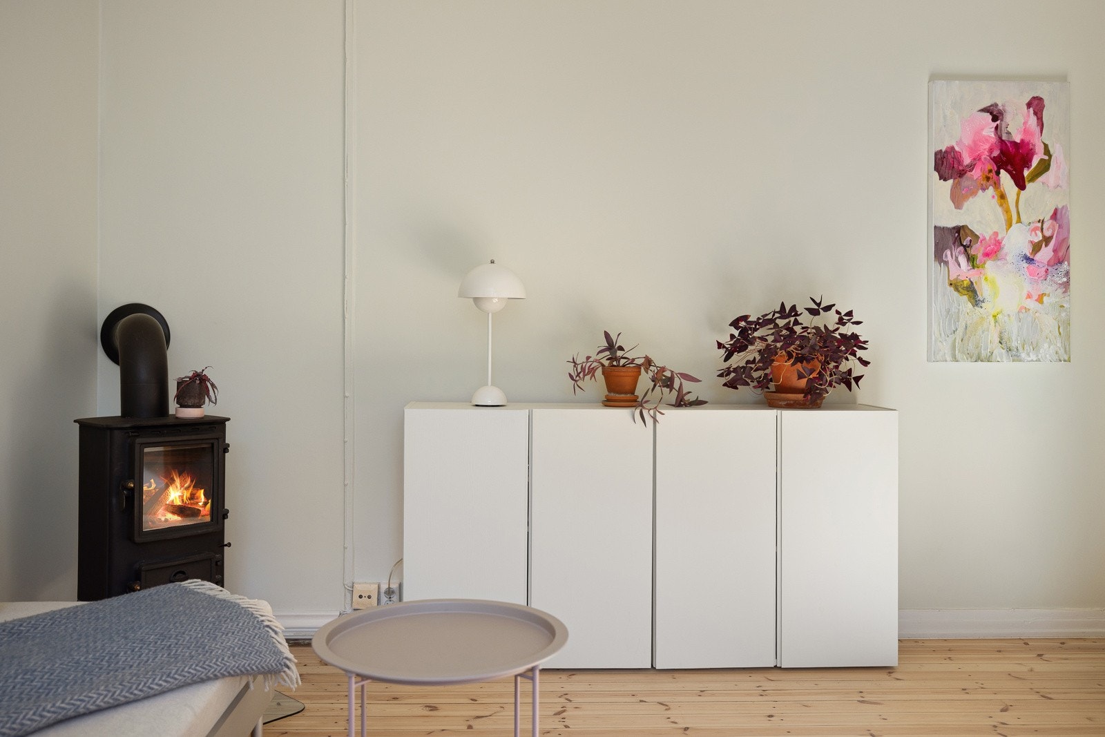 I hjørnet av stuen har du en koselig vedovn som varmer godt på kalde høst- og vinterdager, samt bidrar til hygge. Galleribilde