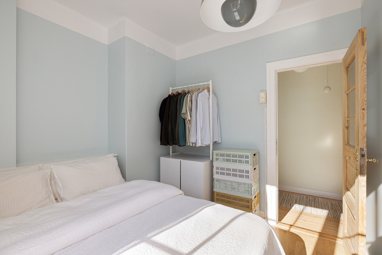 Soverommet har en nisje med naturlig plass til dobbeltseng (nisjen har en bredde på ca. 182 cm). Det er også plass til kommoder, garderobeskap eller andre garderobeløsninger. Galleribilde