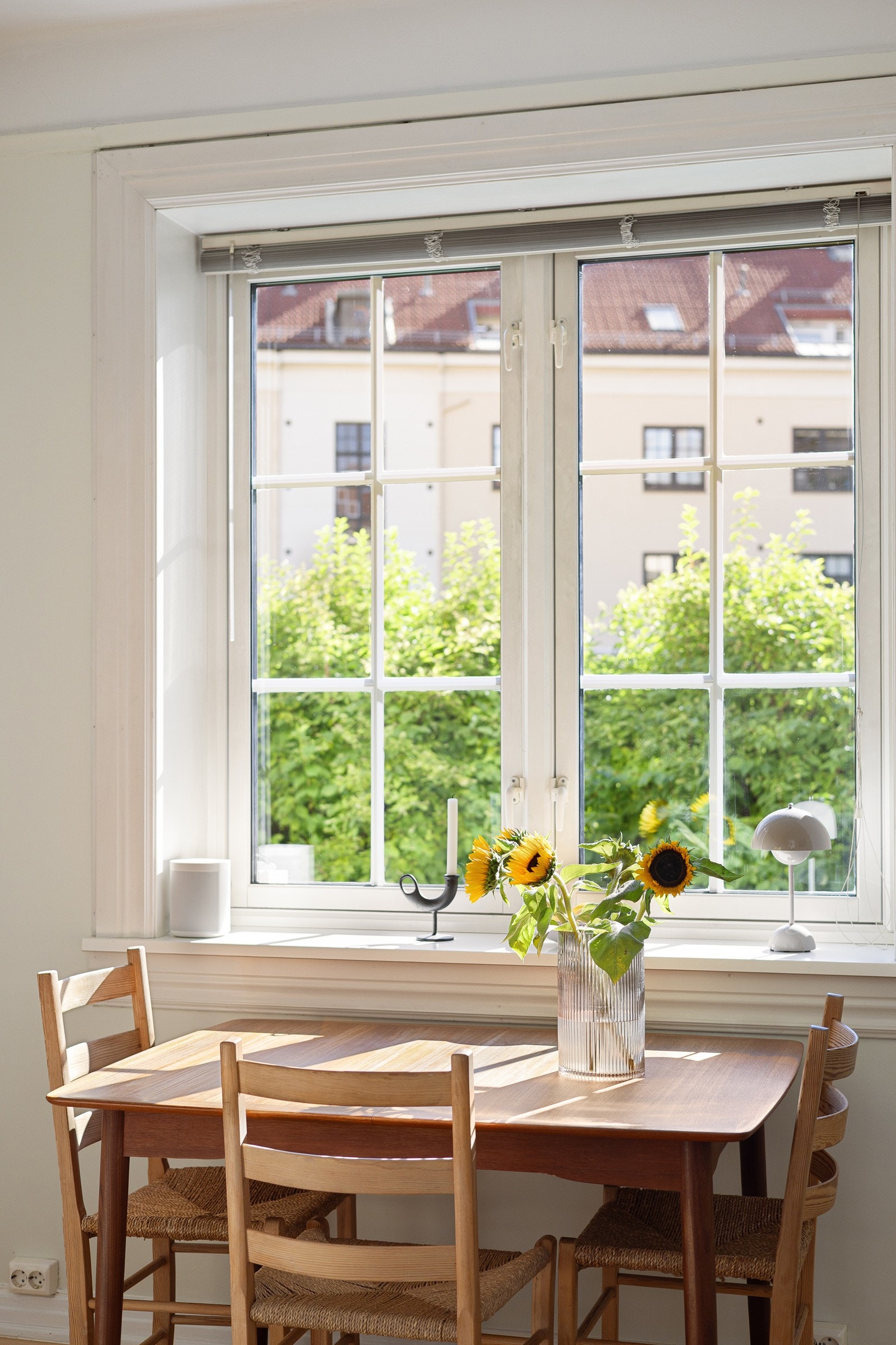 Leiligheten ligger i byggets høye 1. etasje, og vender i sin helhet mot den idylliske bakgården. Galleribilde