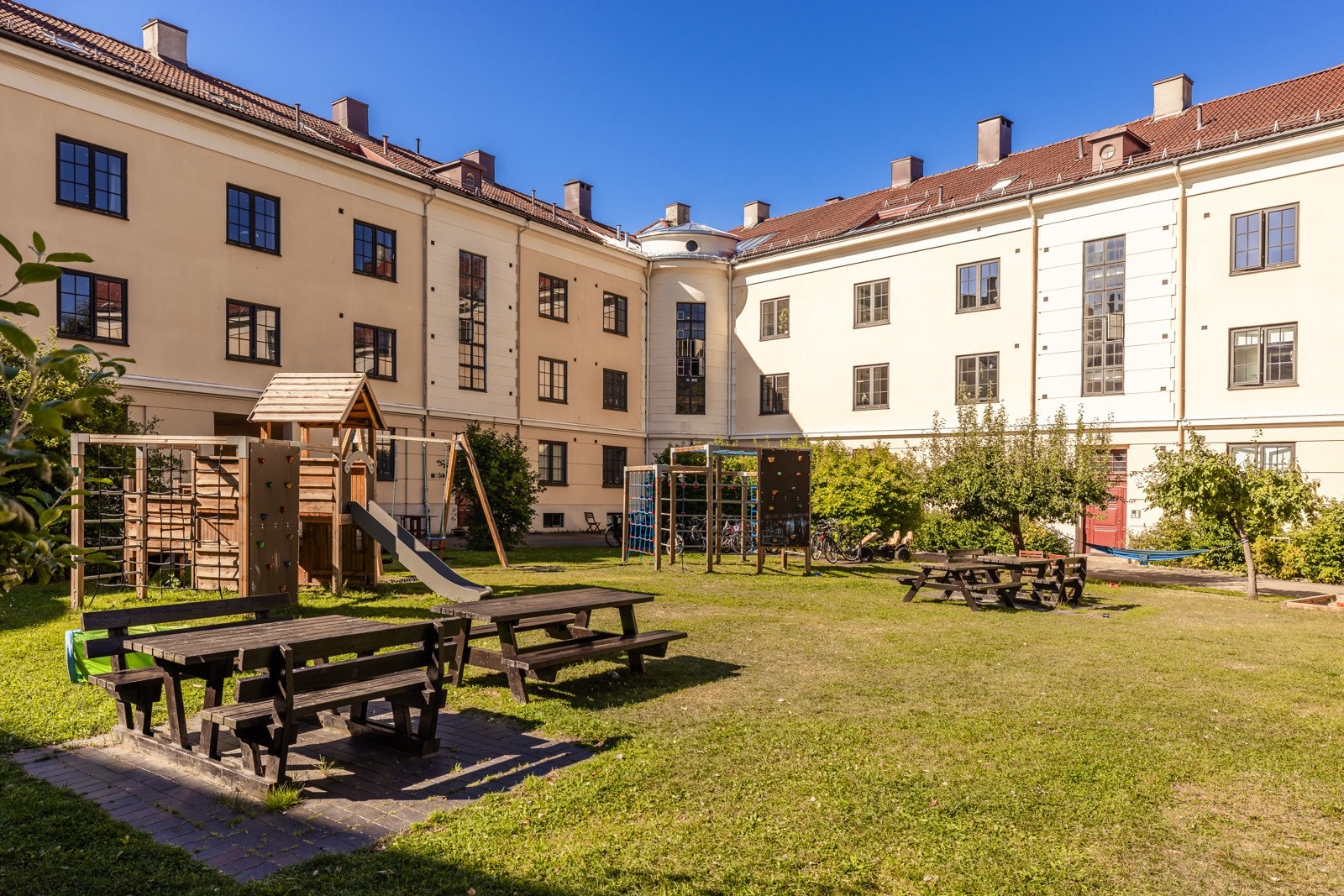 Flere sittegrupper, griller, samt lekeapparater for barn. Galleribilde