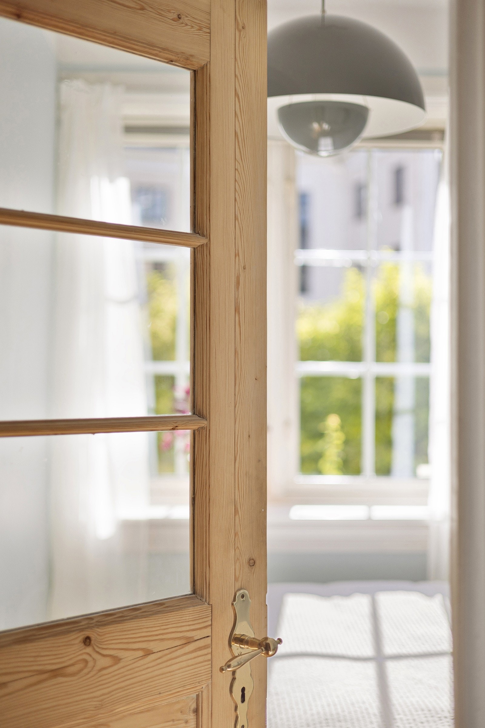 Flott original tredør med glassfelt inn til soverommet som opprinnelig var et kjøkken. Galleribilde