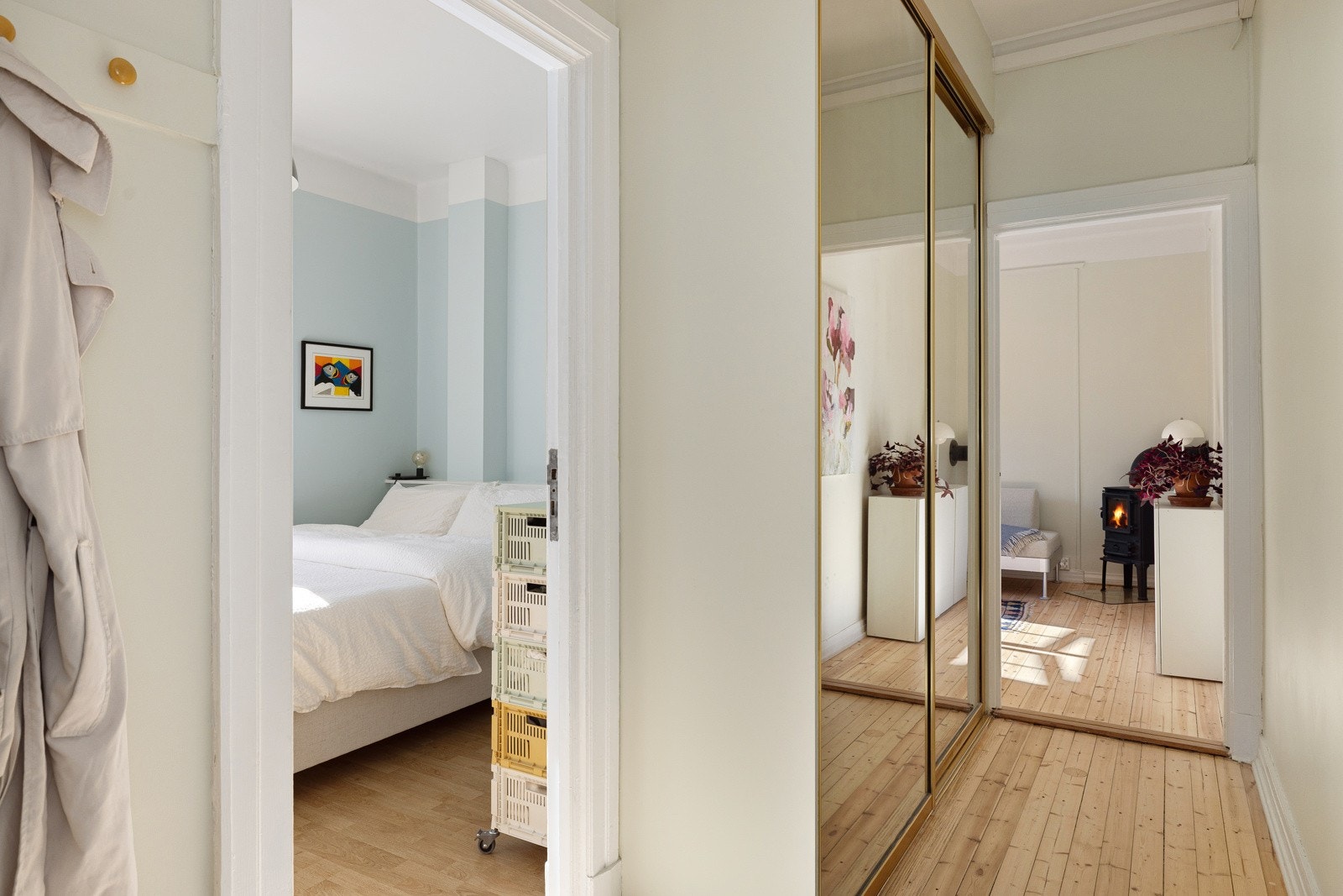 Entréen har god standard med lyse fine originale tregulv og overflater malt i en tidløs farge. Galleribilde