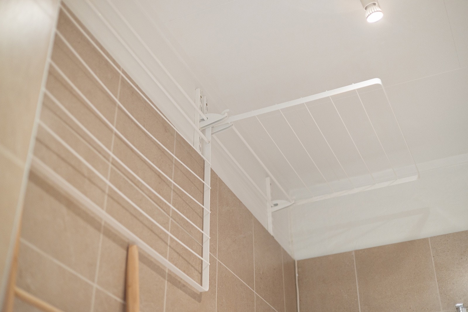 Praktisk og plassbesparende med sammenleggbare tørkestativ montert på veggen. Galleribilde