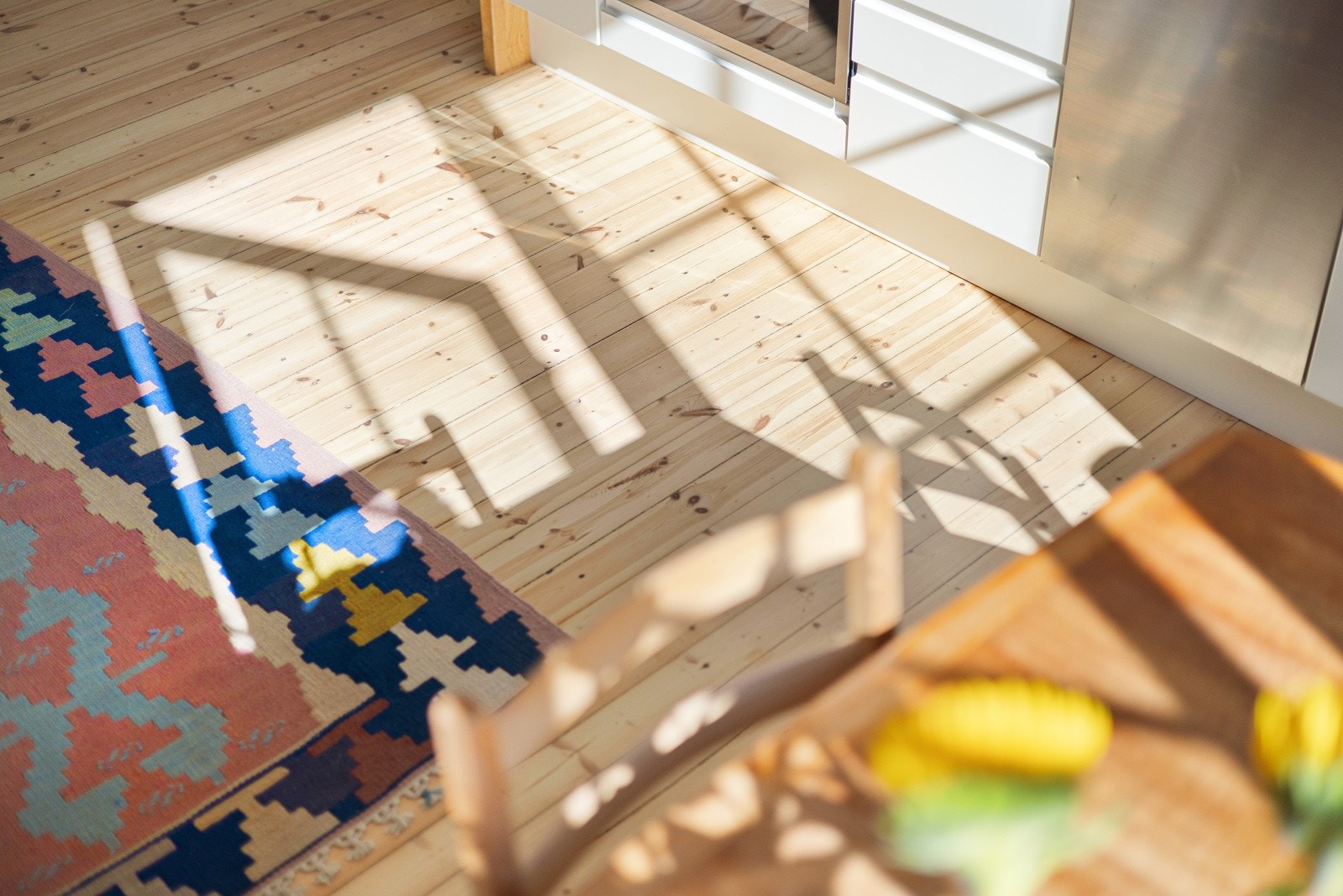 God standard med sjarmerende originale tregulv og glatte lysmalte overflater. Galleribilde