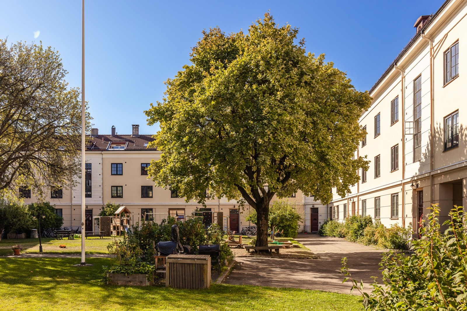 I bakgården arrangeres også flere sosiale arrangementer som feks. sommerfest, julegrantenning, Halloween, 17 mai lek, og andre sosiale aktiviteter, samt dugnader. Galleribilde