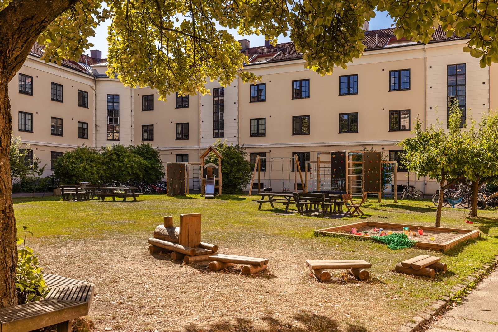 Søylegården er ikke som alle andre borettslag! I en gård fra 1920 finnes det en del rom som ikke lenger brukes som opprinnelig - som for eksempel en gammel vaskekjeller som nå har blitt et nanobryggeri! Galleribilde