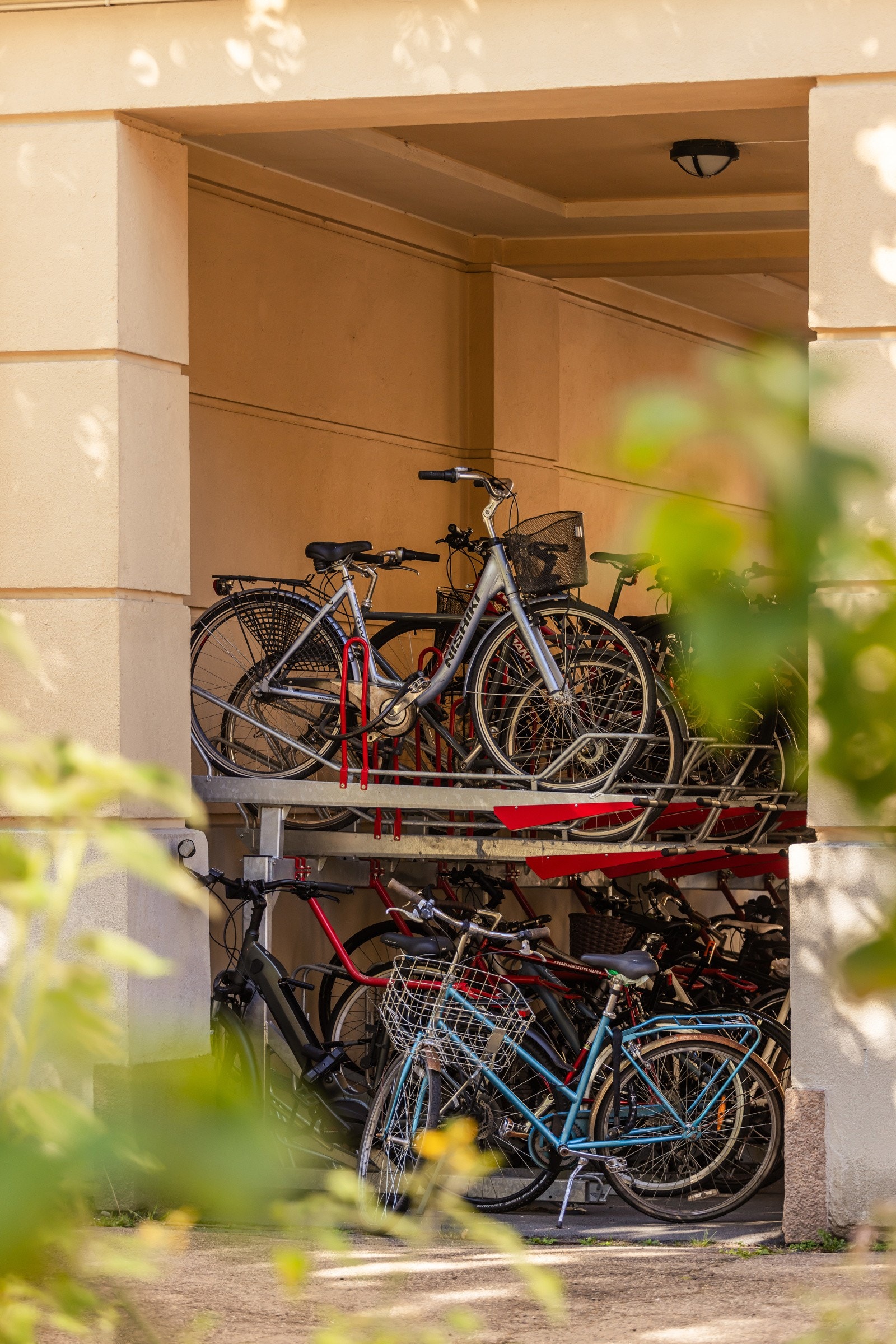 Det er sykkelstativer i portalene og i bakgården. Galleribilde