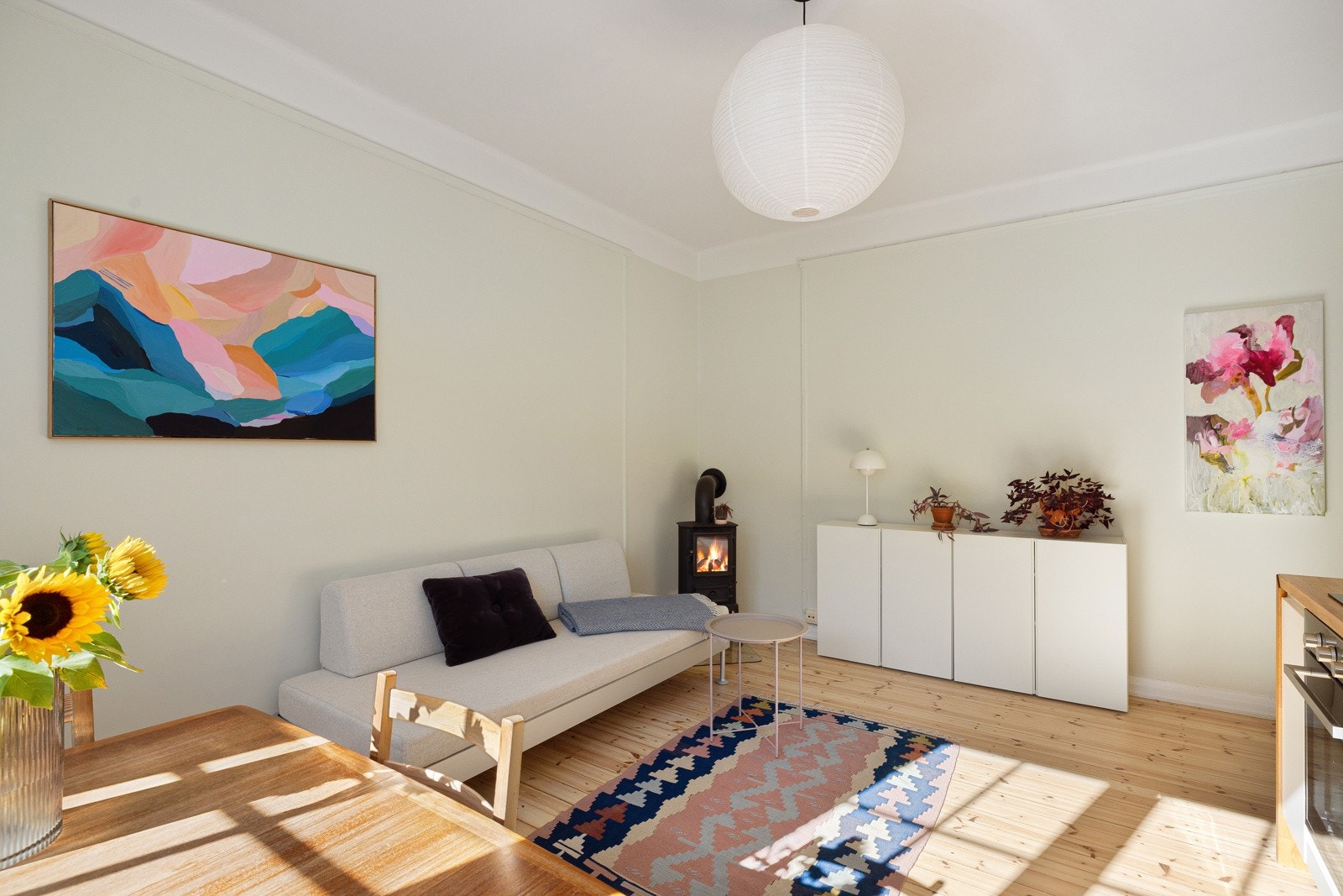 Stuen kan fint innredes med sofa med salongbord, spisebord og tv-benk. Galleribilde