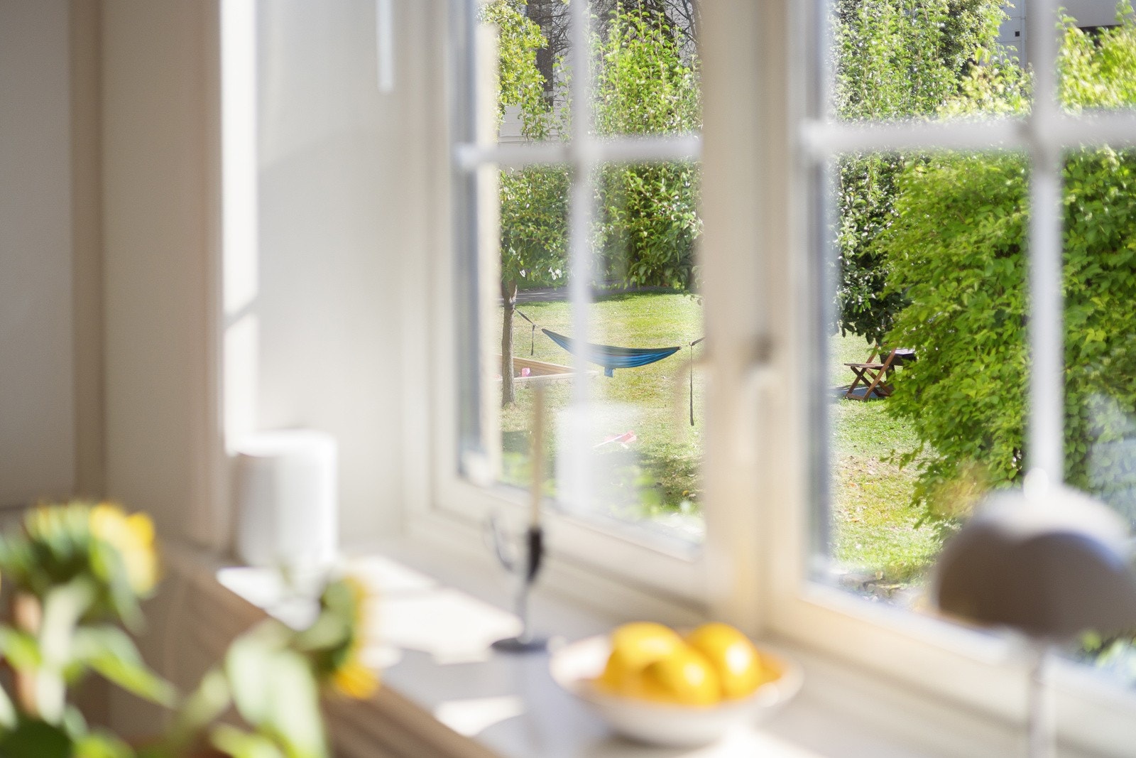 Den store klassiske vindusflaten slipper inn rikelig med naturlig lys, og de brede vinduskarmene er perfekte for planter og dekor. Galleribilde