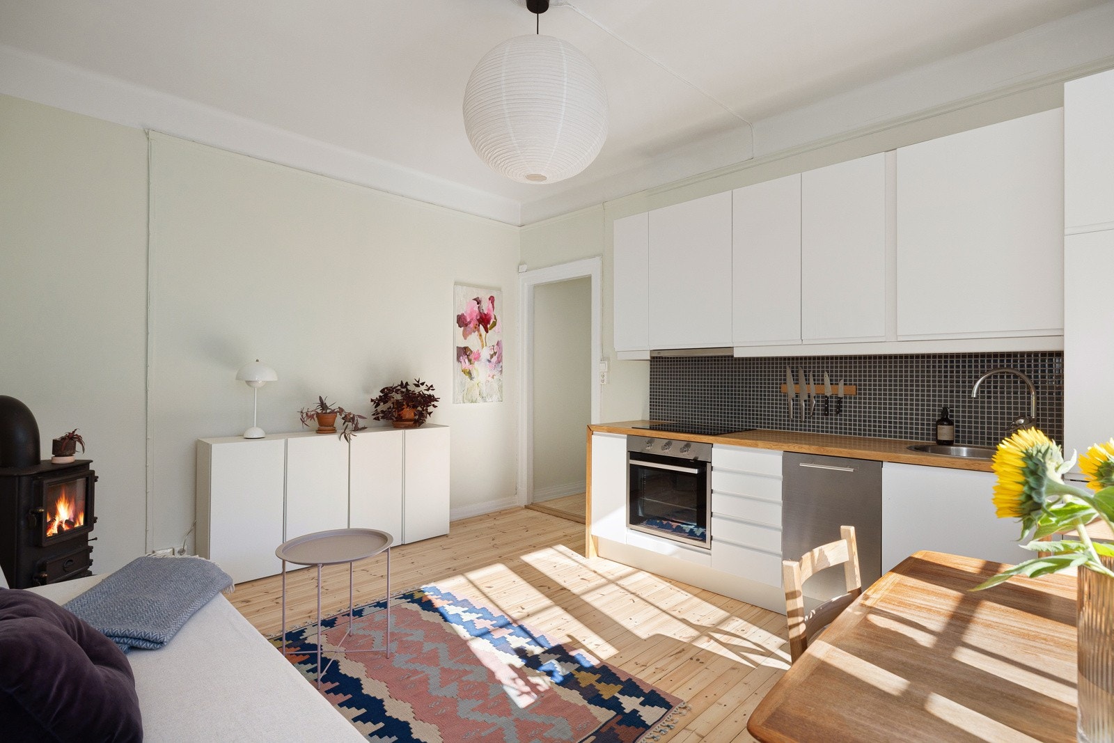 Lysinnslippet sammen med den gode takhøyden på ca. 2,8 meter bidrar til en god og luftig romfølelse. Galleribilde