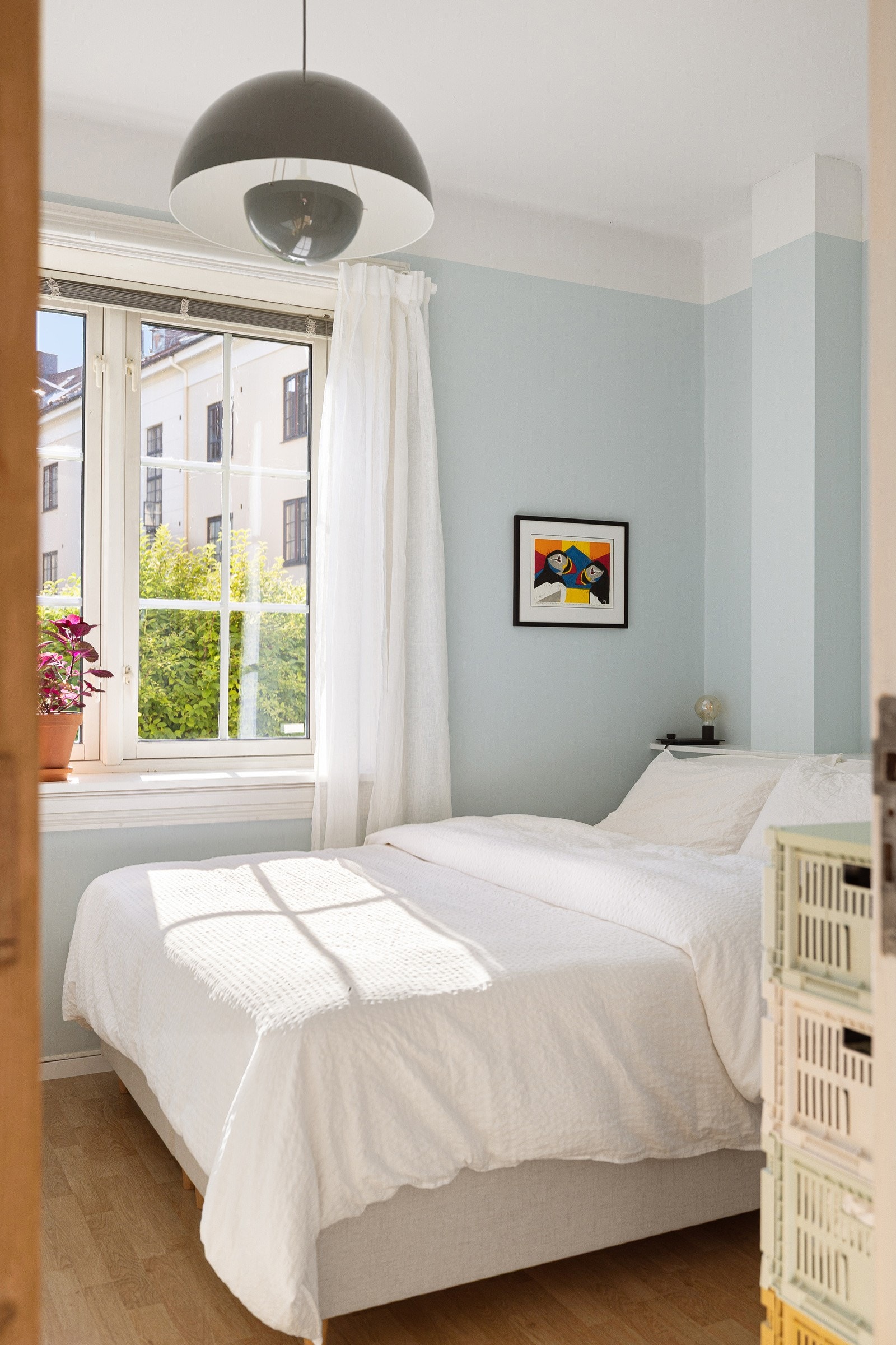 Leiligheten har et lyst og innbydende soverom som vender ut mot rolig bakgård uten biltrafikk. Galleribilde