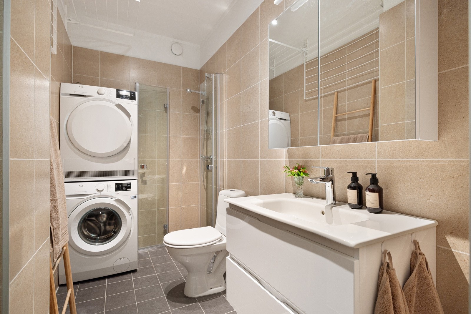 Baderommet ble oppgradert med nye varmekabler, påstøp og gulvfliser i 2019. Baderommet ble ytterligere oppgradert i 2024 med ny membran på vegg og overgang mot gulv, overflater vegger, dusjdører, baderomsinnredning og ny kran. Galleribilde