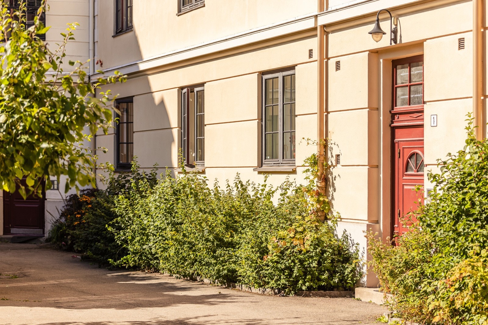 Nærmeste matvarebutikk er Kiwi like over veien for gården. Forøvrig er det ca. 3 minutters gange til Sandaker senter og ca. 10 minutters gange til Storo Storsenter som er Oslos største kjøpesenter! Galleribilde