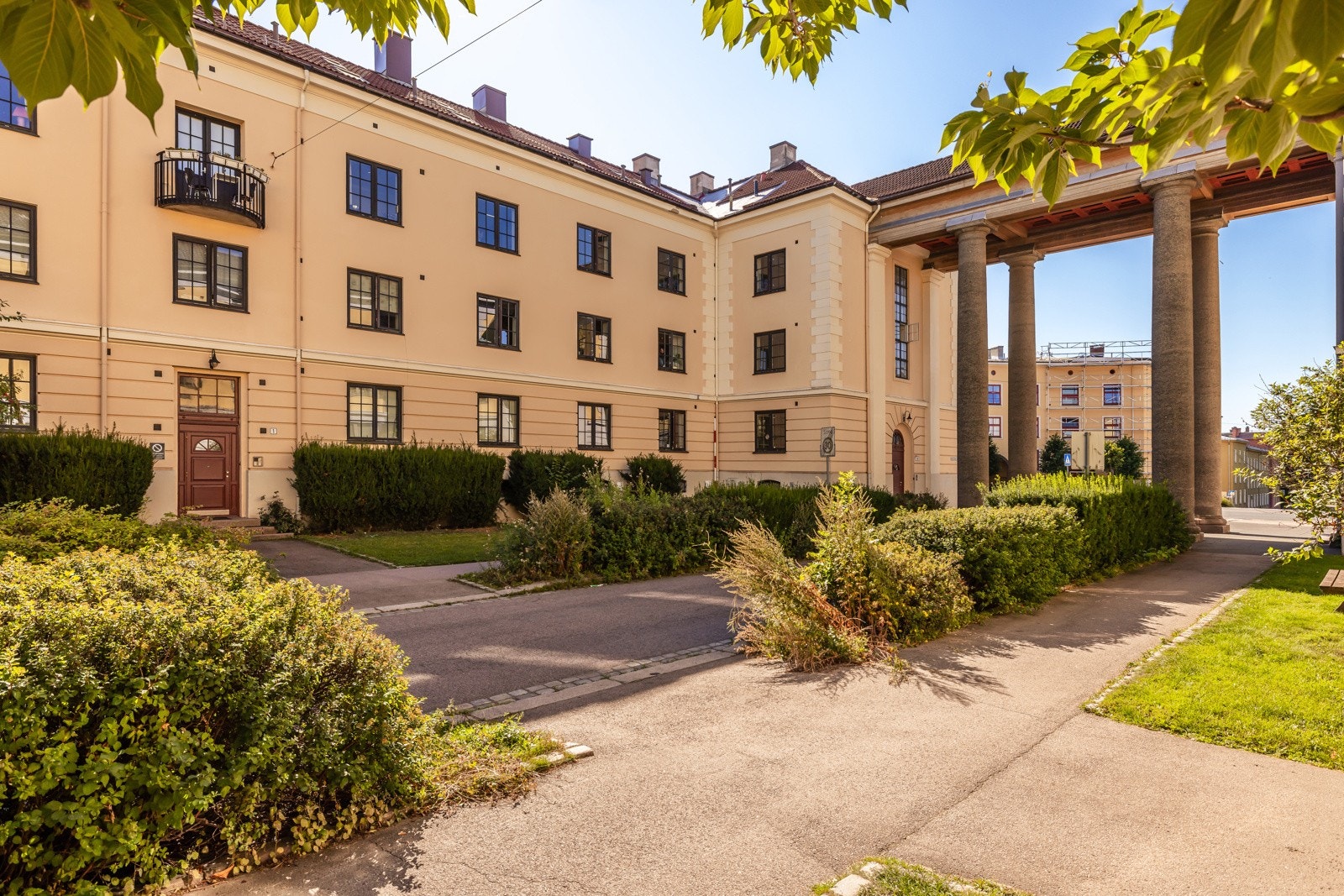 Gården vår ligger på øvre Torshov (ifølge Riksantikvaren) eller Sandaker. Rett over gata for gården ligger Åpent bakeri i Åsengata - et trivelig sted å kjøpe brød, spise lunsj eller ta en pizza og et glass rødvin på kveldstid. Galleribilde