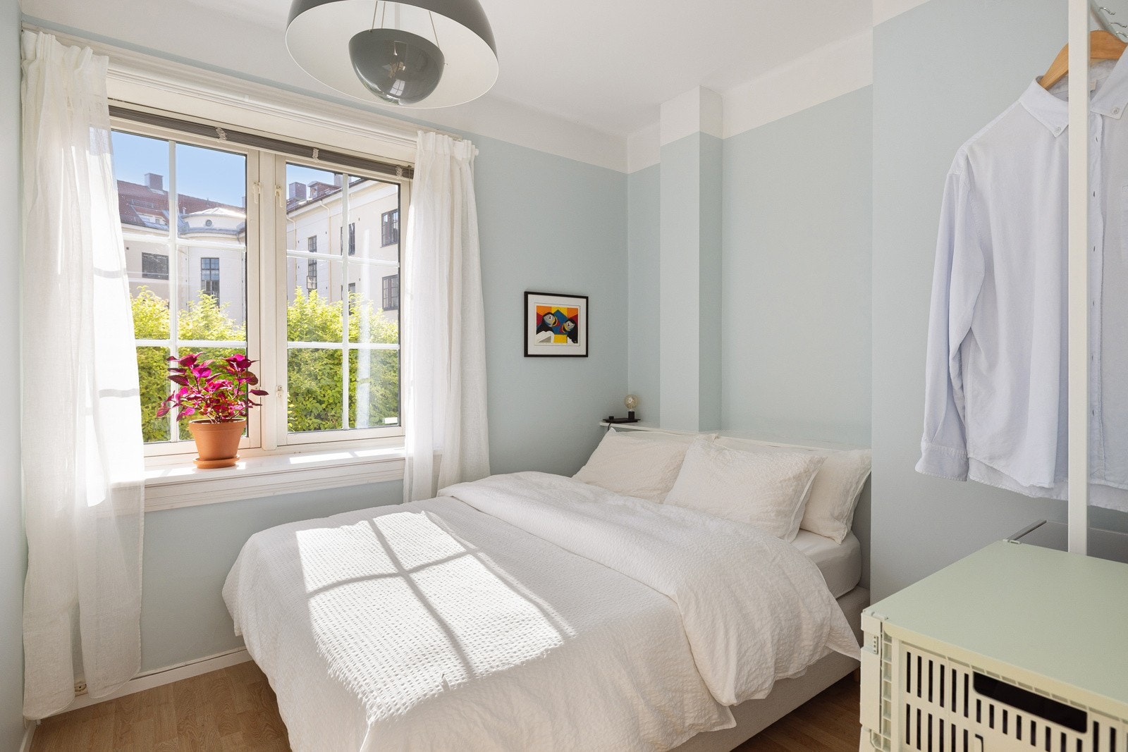 Soverommet har laminat på gulv og glatte overflater malt i en nydelig lys farge. Galleribilde