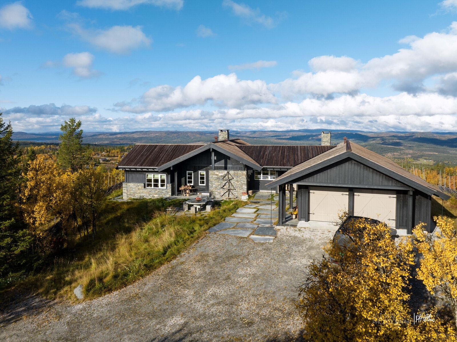 Eksklusiv eiendom med hytte og integrert dobbel garasje her er det høy standard både inne og ute! Galleribilde