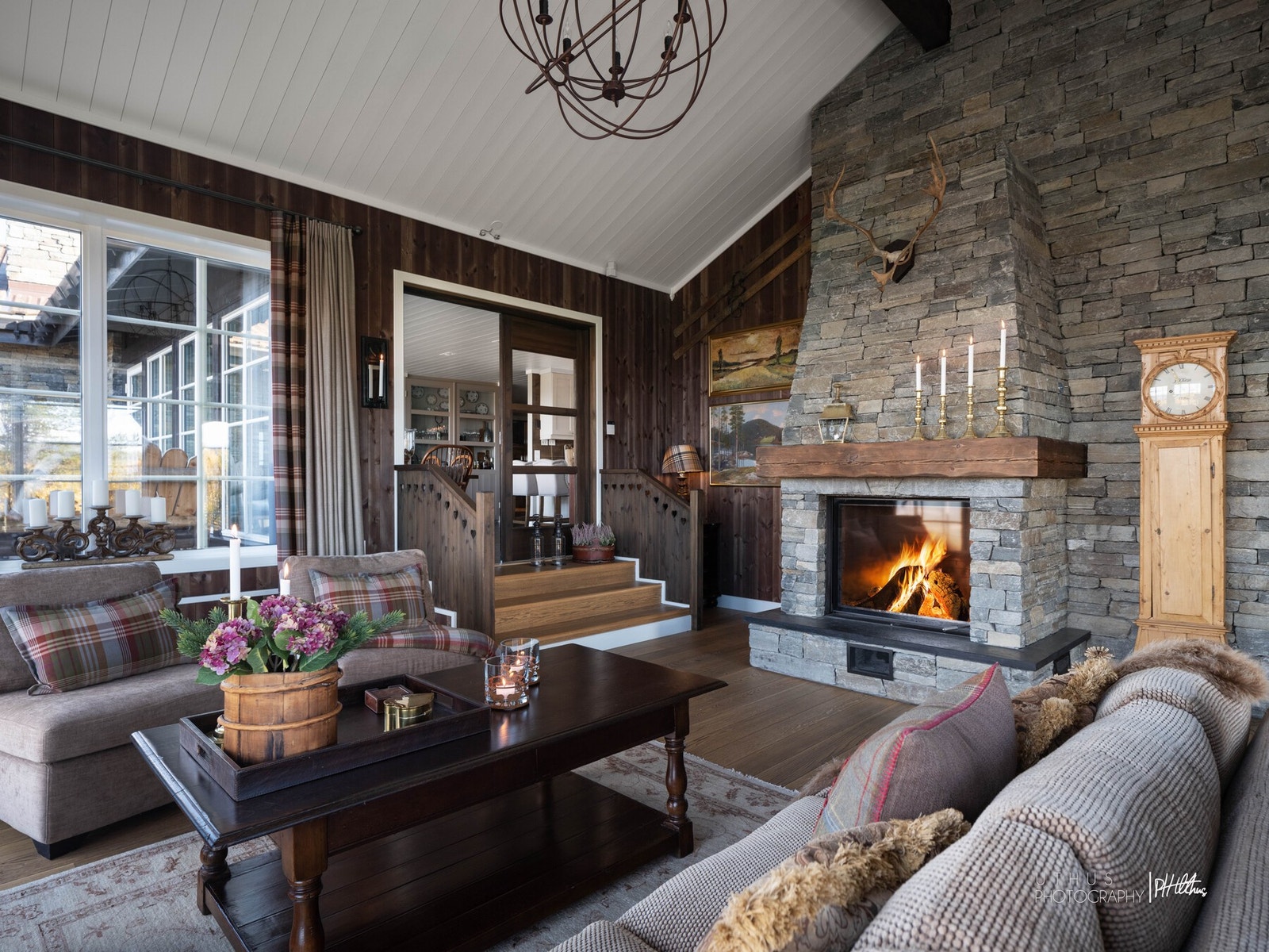 I stuen er det installert Brunner peis for varme og hygge. Galleribilde