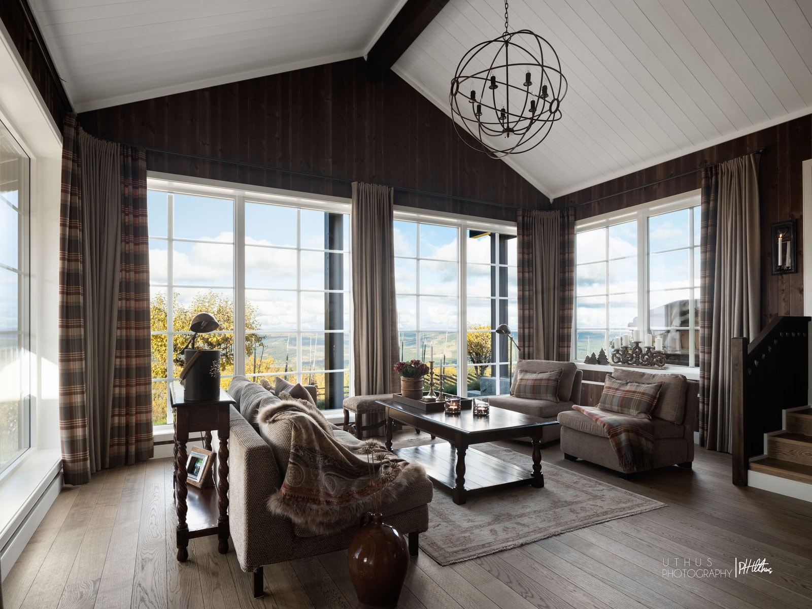 Stue (1) har vinduer fra gulv til tak som gir et godt lysinnslipp. Galleribilde