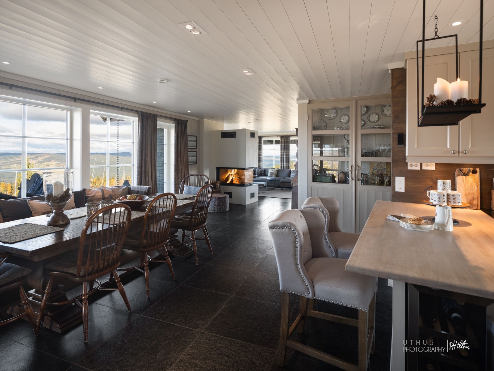 Kjøkken og spisestue er sentralt plassert mellom de to stuene. Galleribilde