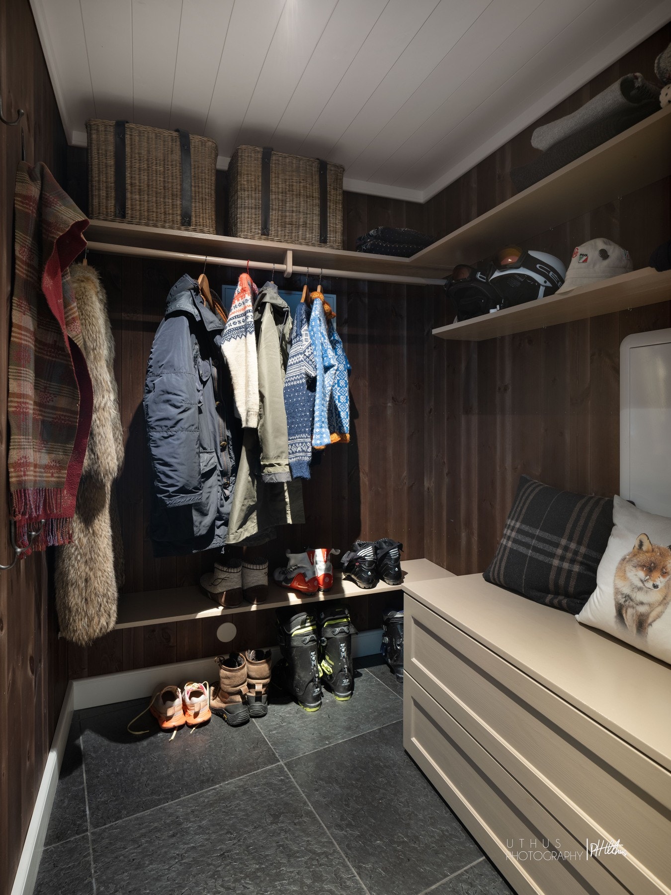 Garderobe med både sittebenk
og god plass til å henge fra seg yttertøy. Galleribilde