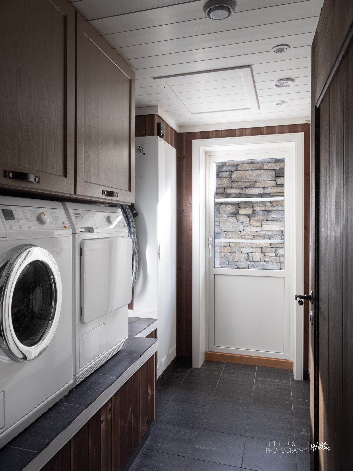 Praktisk vaskerom med plass til vaskemaskin, tørketrommel, etc.. , og i tillegg dør ut. Galleribilde