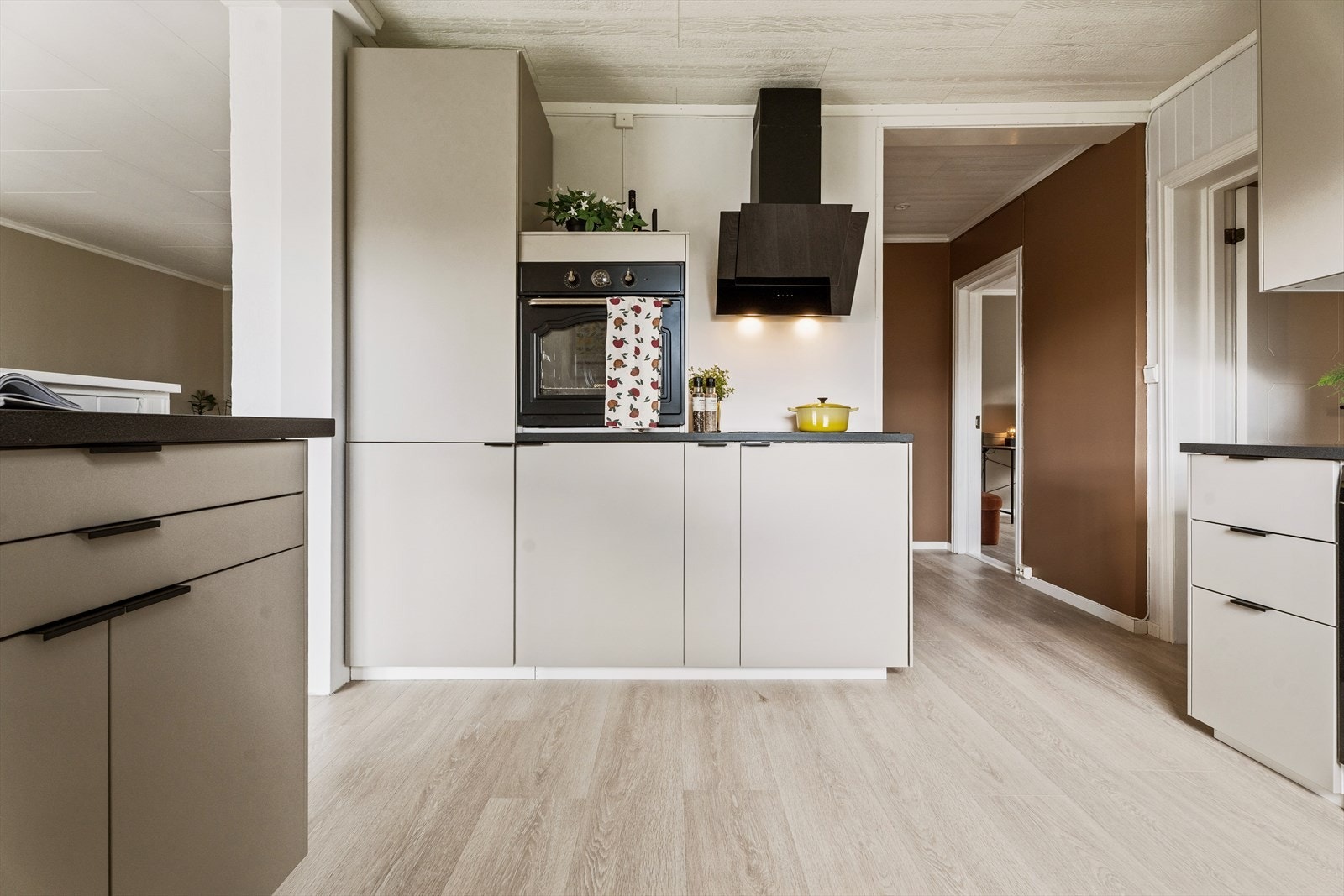 Innredningen er praktisk fordelt i det åpne rommet, bla.a. med underskap ved en halvvegg som gir en følelse av kjøkkenhalvøy. Galleribilde